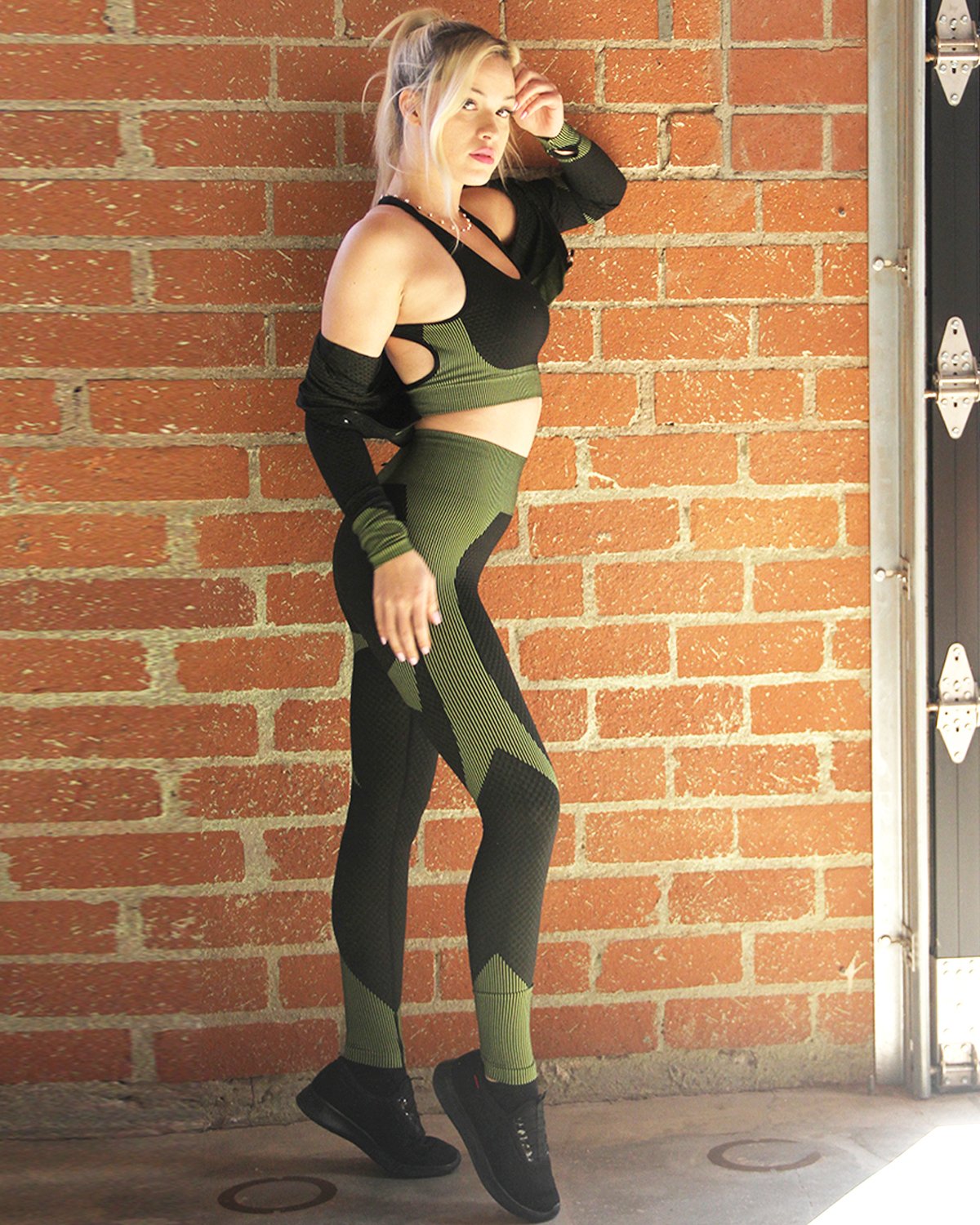 Seamless Leggings & Sports Top 2 Set - Black With Green - Women's Activewear Set from fluentclothing.com